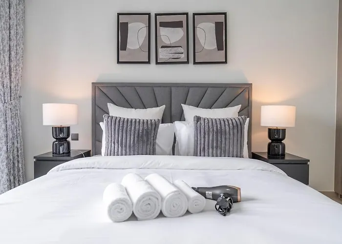 Gorgeous 2-Bedroom In Downtown Dubai, Near Burj Khalifa!